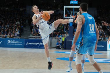 Liga ACB basketbol maçı sırasında Fuenlabrada oyuncusu Estudiantes ve Fuenlabrada en Wizcenter 29 Aralık 2024 tarihinde Madrid, İspanya