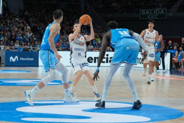 Liga ACB basketbol maçı sırasında Fuenlabrada oyuncusu Estudiantes ve Fuenlabrada en Wizcenter 29 Aralık 2024 tarihinde Madrid, İspanya
