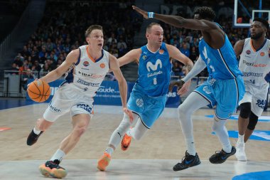 Liga ACB basketbol maçı sırasında Fuenlabrada oyuncusu Estudiantes ve Fuenlabrada en Wizcenter 29 Aralık 2024 tarihinde Madrid, İspanya
