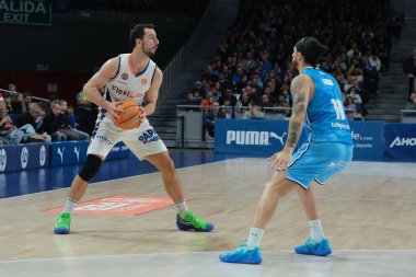 Liga ACB basketbol maçı sırasında Fuenlabrada oyuncusu Estudiantes ve Fuenlabrada en Wizcenter 29 Aralık 2024 tarihinde Madrid, İspanya