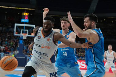 Liga ACB basketbol maçı sırasında Fuenlabrada oyuncusu Estudiantes ve Fuenlabrada en Wizcenter 29 Aralık 2024 tarihinde Madrid, İspanya