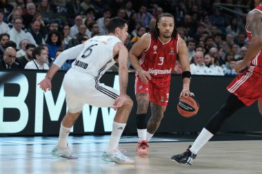 Edwards Carsen FC Bayern Münih, Real Madrid ile FC Bayern Münih arasında oynanan EuroLeague karşılaşması sırasında Madrid 'deki Movistar Arena' da oynanmıştır.