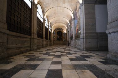 4 Ocak 2025 'te İspanya' da San Lorenzo de El Escorial El Escorial Manastırı 'nın iç manzarası