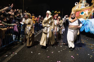 5 Ocak 2025 'te Madrid' deki Üç Kralın geçit töreni sırasında aktörler geçidi.