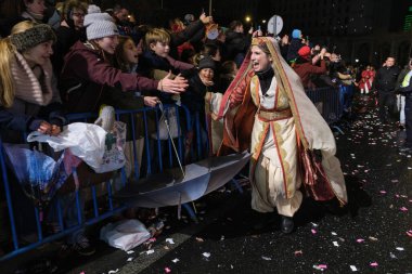 5 Ocak 2025 'te Madrid' deki Üç Kralın geçit töreni sırasında aktörler geçidi.