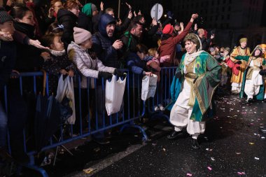 5 Ocak 2025 'te Madrid' deki Üç Kralın geçit töreni sırasında aktörler geçidi.