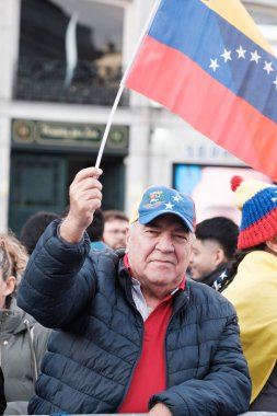 Venezuela 'da Maduro' ya ve Edmundo Gonzalez 'e karşı 9 Ocak 2025' te Madrid 'de düzenlenen bir demokrasi gösterisi sırasında protestocular.