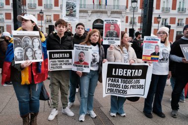 Venezuela 'da Maduro' ya ve Edmundo Gonzalez 'e karşı 9 Ocak 2025' te Madrid 'de düzenlenen bir demokrasi gösterisi sırasında protestocular.