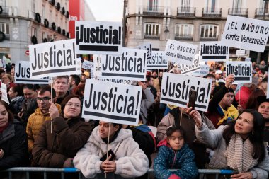 Venezuela 'da Maduro' ya ve Edmundo Gonzalez 'e karşı 9 Ocak 2025' te Madrid 'de düzenlenen bir demokrasi gösterisi sırasında protestocular.