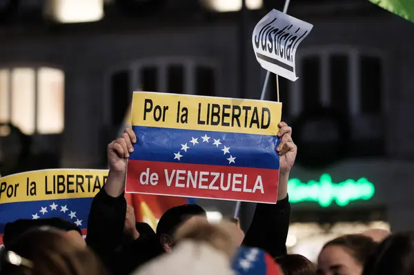 Venezuela 'da Maduro' ya ve Edmundo Gonzalez 'e karşı 9 Ocak 2025' te Madrid 'de düzenlenen bir demokrasi gösterisi sırasında protestocular.