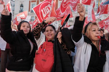 Göstericiler, 11 Ocak 2025 'te İspanya' nın Madrid 'deki Puerta del Sol kentindeki Ev Yardım Bölümü ve bağımlılık yasasının bir gösterimi sırasında protesto gösterisi düzenlediler.