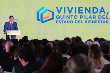 Hükümet Başkanı Pedro Sanchez, 13 Ocak 2025 tarihinde İspanya 'nın Madrid kentinde, Demiryolu Müzesi' nde, Konut ve Şehircilik Bakanlığı tarafından düzenlenen 'Refah Devleti' nin beşinci direği Konut 'forumunda konuşuyor.. 