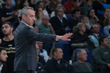 14 Ocak 2025 tarihinde Madrid 'de Real Madrid ile Maccabi Tel Aviv arasında oynanan Türk Hava Yolları EuroLeague karşılaşmasında Maccabi Tel Aviv teknik direktörleri Oded Kattash (Maccabi Tel Aviv)