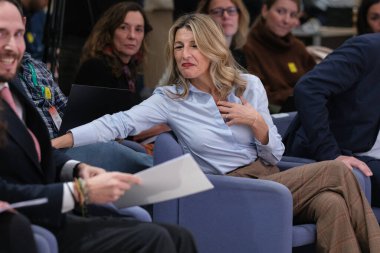 Çalışma Bakanı Yolanda Diaz, 15 Ocak 2025 tarihinde İspanya 'nın Madrid kentinde SMI' yi tartışmak üzere düzenlediği basın toplantısında,.