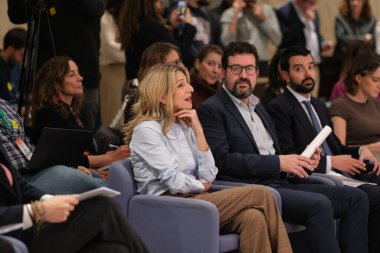 Çalışma Bakanı Yolanda Diaz, 15 Ocak 2025 tarihinde İspanya 'nın Madrid kentinde SMI' yi tartışmak üzere düzenlediği basın toplantısında,.
