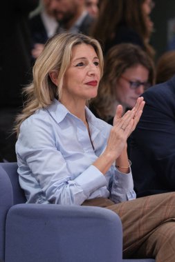 Çalışma Bakanı Yolanda Diaz, 15 Ocak 2025 tarihinde İspanya 'nın Madrid kentinde SMI' yi tartışmak üzere düzenlediği basın toplantısında,.