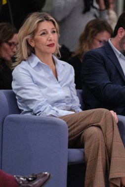 Çalışma Bakanı Yolanda Diaz, 15 Ocak 2025 tarihinde İspanya 'nın Madrid kentinde SMI' yi tartışmak üzere düzenlediği basın toplantısında,.