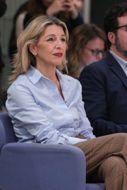 Çalışma Bakanı Yolanda Diaz, 15 Ocak 2025 tarihinde İspanya 'nın Madrid kentinde SMI' yi tartışmak üzere düzenlediği basın toplantısında,.