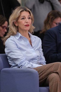 Çalışma Bakanı Yolanda Diaz, 15 Ocak 2025 tarihinde İspanya 'nın Madrid kentinde SMI' yi tartışmak üzere düzenlediği basın toplantısında,.