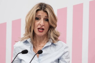 Çalışma Bakanı Yolanda Diaz, 15 Ocak 2025 tarihinde İspanya 'nın Madrid kentinde SMI' yi tartışmak üzere düzenlediği basın toplantısında,.