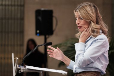 Çalışma Bakanı Yolanda Diaz, 15 Ocak 2025 tarihinde İspanya 'nın Madrid kentinde SMI' yi tartışmak üzere düzenlediği basın toplantısında,.