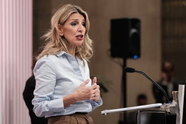 Çalışma Bakanı Yolanda Diaz, 15 Ocak 2025 tarihinde İspanya 'nın Madrid kentinde SMI' yi tartışmak üzere düzenlediği basın toplantısında,.