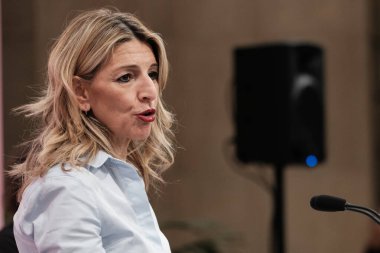 Çalışma Bakanı Yolanda Diaz, 15 Ocak 2025 tarihinde İspanya 'nın Madrid kentinde SMI' yi tartışmak üzere düzenlediği basın toplantısında,.