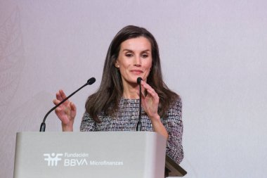 İspanya Kraliçesi Letizia, BBVA Mikrofinans Vakfı tarafından 15 Ocak 2025 tarihinde Madrid 'de Marqus de Salamanca Sarayı' nda düzenlenen 