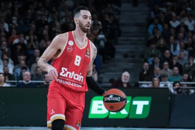 Olympiacos Pire 'den Luca Vildoza, 16 Ocak 2025 tarihinde İspanya' nın Movistar Arena kentinde Real Madrid ile Olympiacos arasında oynanan Türk Hava Yolları EuroLeague karşılaşmasında