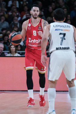Olympiacos Pire 'den Luca Vildoza, 16 Ocak 2025 tarihinde İspanya' nın Movistar Arena kentinde Real Madrid ile Olympiacos arasında oynanan Türk Hava Yolları EuroLeague karşılaşmasında