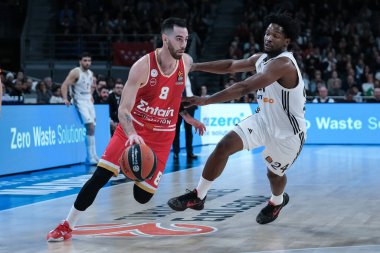 Olympiacos Pire 'den Luca Vildoza, 16 Ocak 2025 tarihinde İspanya' nın Movistar Arena kentinde Real Madrid ile Olympiacos arasında oynanan Türk Hava Yolları EuroLeague karşılaşmasında