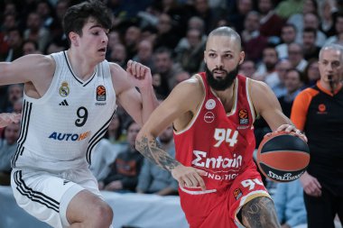 Olympiacos Pire 'den Evan Fournier, 16 Ocak 2025 tarihinde İspanya' nın Movistar Arena kentinde Real Madrid ile Olympiacos arasında oynanan Türk Hava Yolları EuroLeague karşılaşmasında