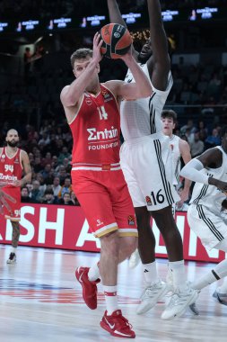 Olympiacos Pire 'den Sasha Vezenkov, 16 Ocak 2025 tarihinde İspanya' nın Movistar Arena kentinde Real Madrid ile Olympiacos arasında oynanan Türk Hava Yolları EuroLeague karşılaşmasında