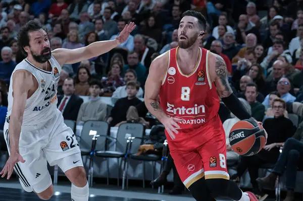 Olympiacos Pire 'den Luca Vildoza, 16 Ocak 2025 tarihinde İspanya' nın Movistar Arena kentinde Real Madrid ile Olympiacos arasında oynanan Türk Hava Yolları EuroLeague karşılaşmasında