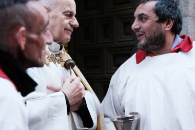 İnsanlar, 17 Ocak 2025 'te Madrid' deki San Anton Kilisesi 'ndeki San Anton Abad Günü' nde (hayvanların koruyucu azizi Aziz Anthony) evcil hayvanlarını kutsanmak üzere getirirler.