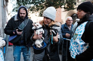 İnsanlar, 17 Ocak 2025 'te Madrid' deki San Anton Kilisesi 'ndeki San Anton Abad Günü' nde (hayvanların koruyucu azizi Aziz Anthony) evcil hayvanlarını kutsanmak üzere getirirler.