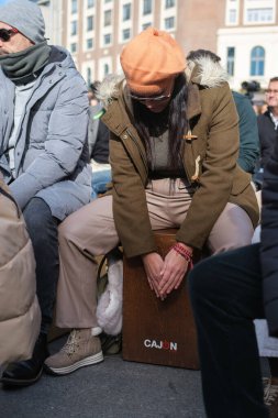 19 Ocak 2025 'te İspanya' nın başkenti Madrid 'de bulunan Plaza de Callao' da yüzden fazla Flamenko Cajon 'u çalmak için toplanan insanlar 