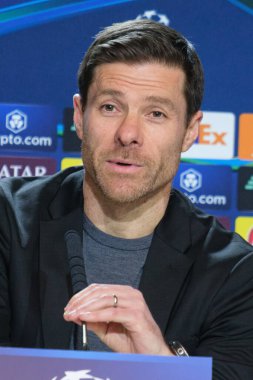 Bayer Leverkusen 'in teknik direktörü Xabi Alonso, UEFA Şampiyonlar Ligi' nde 20 Ocak 'ta Madrid' de Riyad Air Metropolitano 'da Atletico de Madrid' e karşı oynanan futbol karşılaşmasında basın toplantısı düzenledi.