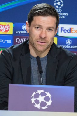 Bayer Leverkusen 'in teknik direktörü Xabi Alonso, UEFA Şampiyonlar Ligi' nde 20 Ocak 'ta Madrid' de Riyad Air Metropolitano 'da Atletico de Madrid' e karşı oynanan futbol karşılaşmasında basın toplantısı düzenledi.