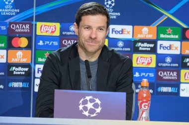 Bayer Leverkusen 'in teknik direktörü Xabi Alonso, UEFA Şampiyonlar Ligi' nde 20 Ocak 'ta Madrid' de Riyad Air Metropolitano 'da Atletico de Madrid' e karşı oynanan futbol karşılaşmasında basın toplantısı düzenledi.