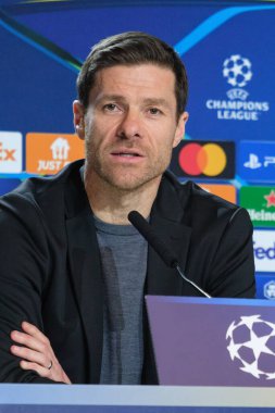 Bayer Leverkusen 'in teknik direktörü Xabi Alonso, UEFA Şampiyonlar Ligi' nde 20 Ocak 'ta Madrid' de Riyad Air Metropolitano 'da Atletico de Madrid' e karşı oynanan futbol karşılaşmasında basın toplantısı düzenledi.