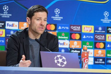Bayer Leverkusen 'in teknik direktörü Xabi Alonso, UEFA Şampiyonlar Ligi' nde 20 Ocak 'ta Madrid' de Riyad Air Metropolitano 'da Atletico de Madrid' e karşı oynanan futbol karşılaşmasında basın toplantısı düzenledi.