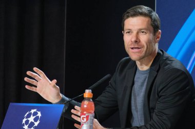 Bayer Leverkusen 'in teknik direktörü Xabi Alonso, UEFA Şampiyonlar Ligi' nde 20 Ocak 'ta Madrid' de Riyad Air Metropolitano 'da Atletico de Madrid' e karşı oynanan futbol karşılaşmasında basın toplantısı düzenledi.