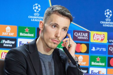 Bayer Leverkusen 'den Alejandro Grimaldo, UEFA Şampiyonlar Ligi' nde 20 Ocak 'ta Madrid' de Riyad Air Metropolitano 'da Atletico de Madrid' e karşı oynanan futbol karşılaşmasında basın toplantısı sırasında