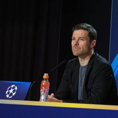 Bayer Leverkusen 'in teknik direktörü Xabi Alonso, UEFA Şampiyonlar Ligi' nde 20 Ocak 'ta Madrid' de Riyad Air Metropolitano 'da Atletico de Madrid' e karşı oynanan futbol karşılaşmasında basın toplantısı düzenledi.