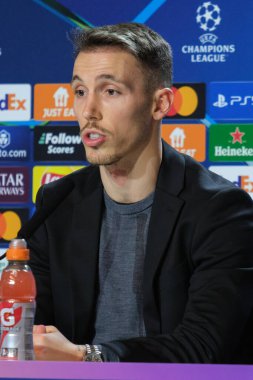 Bayer Leverkusen 'den Alejandro Grimaldo, UEFA Şampiyonlar Ligi' nde 20 Ocak 'ta Madrid' de Riyad Air Metropolitano 'da Atletico de Madrid' e karşı oynanan futbol karşılaşmasında basın toplantısı sırasında