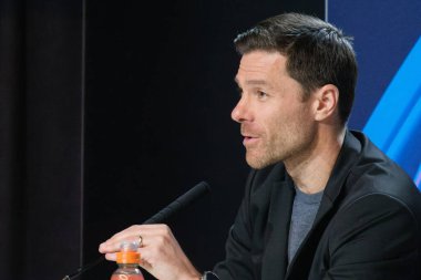 Bayer Leverkusen 'in teknik direktörü Xabi Alonso, UEFA Şampiyonlar Ligi' nde 20 Ocak 'ta Madrid' de Riyad Air Metropolitano 'da Atletico de Madrid' e karşı oynanan futbol karşılaşmasında basın toplantısı düzenledi.