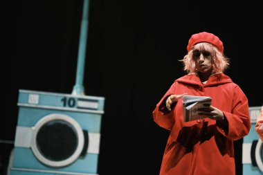 Aktris Carolina Yuste, 21 Ocak 2025 tarihinde İspanya 'nın başkenti Madrid' de bulunan Abbey Theatre 'da oynanan Little Red Riding Hood oyununun sunumunda performans sergiliyor.