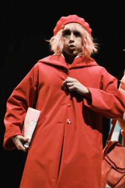 Aktris Carolina Yuste, 21 Ocak 2025 tarihinde İspanya 'nın başkenti Madrid' de bulunan Abbey Theatre 'da oynanan Little Red Riding Hood oyununun sunumunda performans sergiliyor.