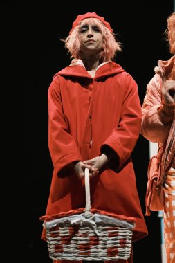 Aktris Carolina Yuste, 21 Ocak 2025 tarihinde İspanya 'nın başkenti Madrid' de bulunan Abbey Theatre 'da oynanan Little Red Riding Hood oyununun sunumunda performans sergiliyor.